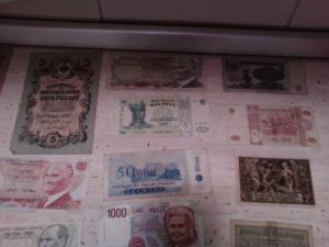 Vand urgent colectie monede si bacnote la pretul de 500 lei