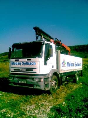 Autocamion cu macara