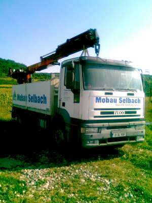 Autocamion cu macara