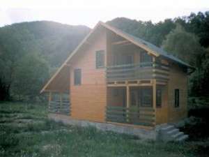 case din lemn bardajate la exterior cu lambriu
