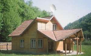 case din lemn bardajate la exterior cu lambriu