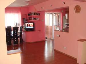 Vand apartament cu 4 camere