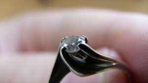 inel din aur alb de 24k cu diamant mare foarte bine fatetat!