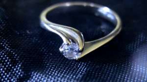 inel din aur alb de 24k cu diamant mare bine fatetat