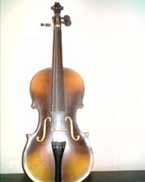vand vioara antonius stradivarius fabricata in anul 1713