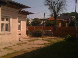 COLENTINA-ANDRONACHE,   CASA CU TEREN 600 MP,   SINGUR IN CURTE,  CONSTRUCTIE SOLIDA CARAMIDA,   3 C