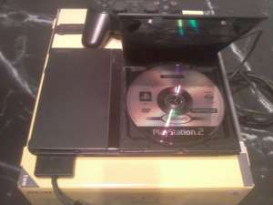 V�nd PlayStation 2 Sony Console SCPH-77004 CB �n stare perfectă de funcţionare.