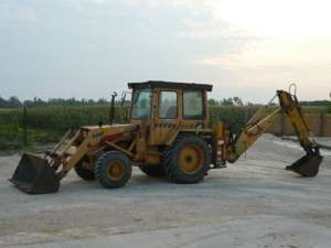 inchiriez buldoexcavator Massey Ferguson excavator