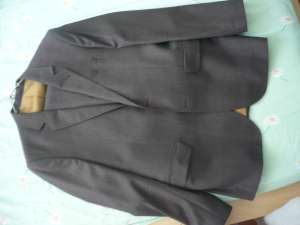 Costum barbatesc din lana 100 % ,  fin,  nu se scamoseaza