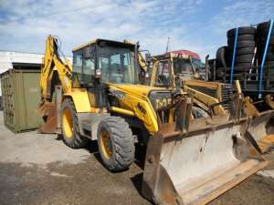 inchiriez buldoexcavator Massey Ferguson
