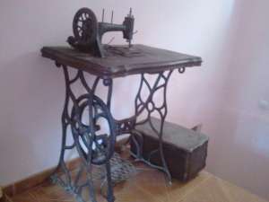 Vand Masina de cusut foarte veche