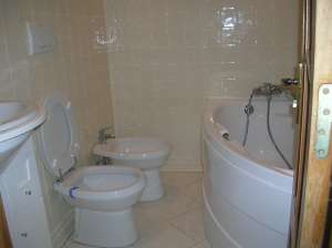 Apartament in Comanesti 3 camere confort 1 recent renovat de la A la Z