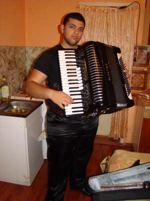 vand acordion elka vox.la pret de criza de 120 de bass inpecabil