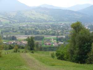 CASA+ANEXA+TEREN DE VANZARE IN ZONA LINISTITA,   CU VEDERE PANORAMICA LA MUNTE LA 14 KM DE COMANESTI