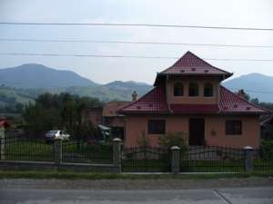 CASA+ANEXA+TEREN DE VANZARE IN ZONA LINISTITA,   CU VEDERE PANORAMICA LA MUNTE LA 14 KM DE COMANESTI