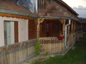 CASA+ANEXA+TEREN DE VANZARE IN AGAS - ZONA LINISTITA,      CU VEDERE PANORAMICA LA MUNTE LA 14 KM DE