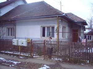 CASA 3 CAMERE; ZONA H SIMON ; 4,  5 ARI TEREN; 123000 EURO NEG