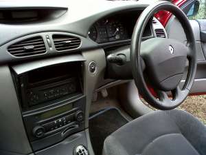 dezmembrez renault laguna 2 an 2001 benzina 1..8