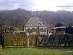 vand urgent casa taraneasca locuibila sau la schimb cu auto etc