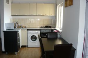 INCHIRIEZ APARTAMENT 2 CAMERE,     CONDITII FOARTE BUNE
