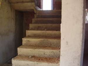 CASA IN ROSU