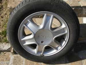Vand 4 jante aluminiu cu anvelope (cauciucuri) de vara Michelin pentru Logan.