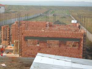 constructii case la rosu