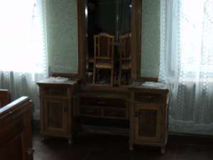 vand mobila din lemn masiv
