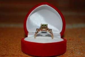 Vand inel de aur cu peridot si 12 diamante
