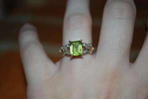 Vand inel de aur cu peridot si 12 diamante