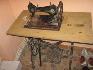 o pianina o orga o mas cusut singer 100 ani