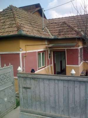 vand urgent casa cu gradina!