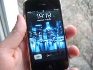 Vand IPHONE 2G NOU ,   IMPECABIL ,   IEFTIN !