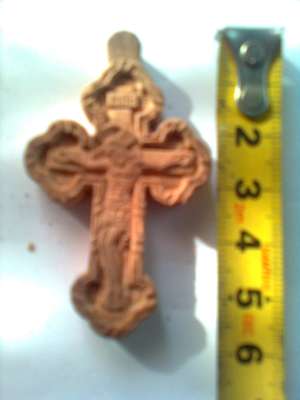Sculptez cruciuliţe în lemn.