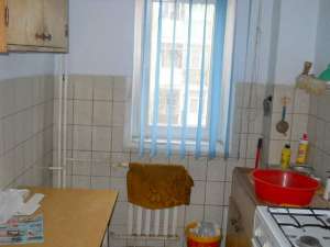 BACAU,  VAND URGENT SI IEFTIN APARTAMENT CU 3 CAMERE,  ZONA MIRON COSTIN,  ETAJ 3,  CU BALCON,  Pret