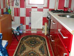 BACAU,  PERSOANA FIZICA VAND APARTAMENT CU 3 CAMERE,  ET 1,  ZONA NORD
