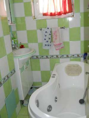 BACAU,  PERSOANA FIZICA VAND APARTAMENT CU 3 CAMERE,  ET 1,  ZONA NORD