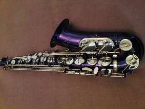 Vand saxofon alto(Mi-bemol)  THOMAS ST�HMER ,  culoare deosebita lila-mov cu clape galbene