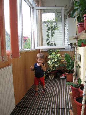 Vand urgent apt. 4 camere sau schimb cu teren Smeura si 50 mii euro dif.