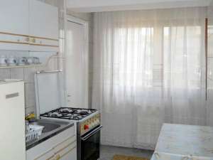 BACAU,  OFER SPRE INCHIRIERE APARTAMENT CU 2 CAMERE,  IN ZONA CENTRALA,  MOBILAT SI UTILAT.