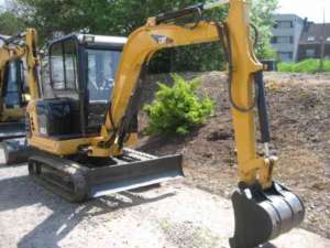 vand-inchiriez mini excavator