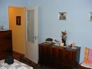 3 camere situate pe strada gloriei nr 2 etajul 1