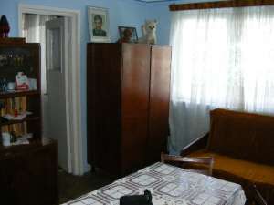 3 camere situate pe strada gloriei nr 2 etajul 1