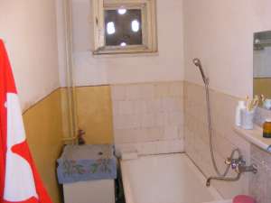 3 camere situate pe strada gloriei nr 2 etajul 1