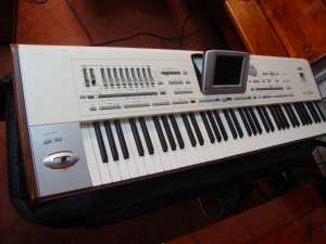 Orga Korg  pa 2 x pro + statie cub Peavey KB 5
