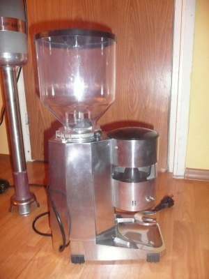 Masina pentru macinat cafea si robot pentru preparat inghetata