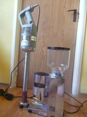 Masina pentru macinat cafea si robot pentru preparat inghetata