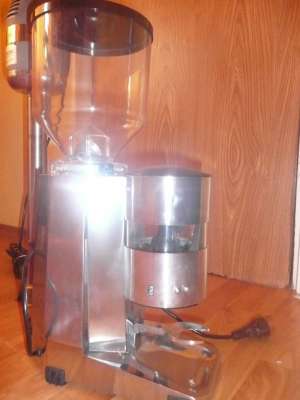 Masina pentru macinat cafea si robot pentru preparat inghetata