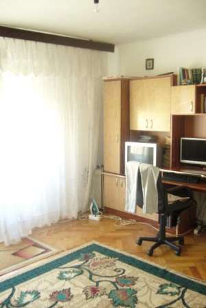 Vand in Onesti  - apartament cu 2 camere decomandate situat  in zona centrala