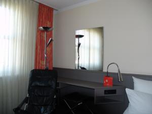 Vand mobila dormitor complet utilat cu toate accesoriile